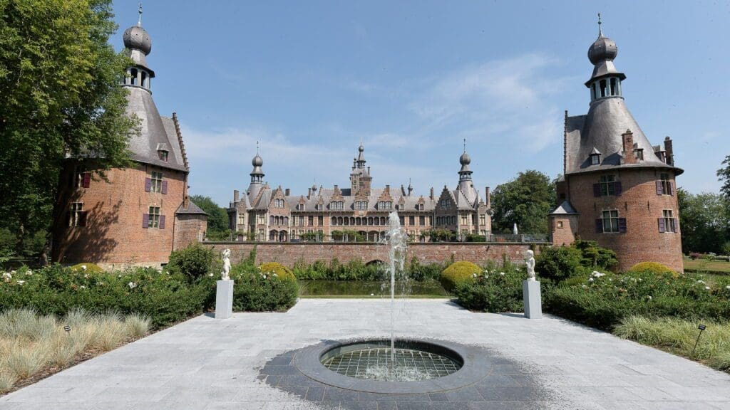 Zicht vanaf de nieuwe fontein op het Kasteel van Ooidonk.