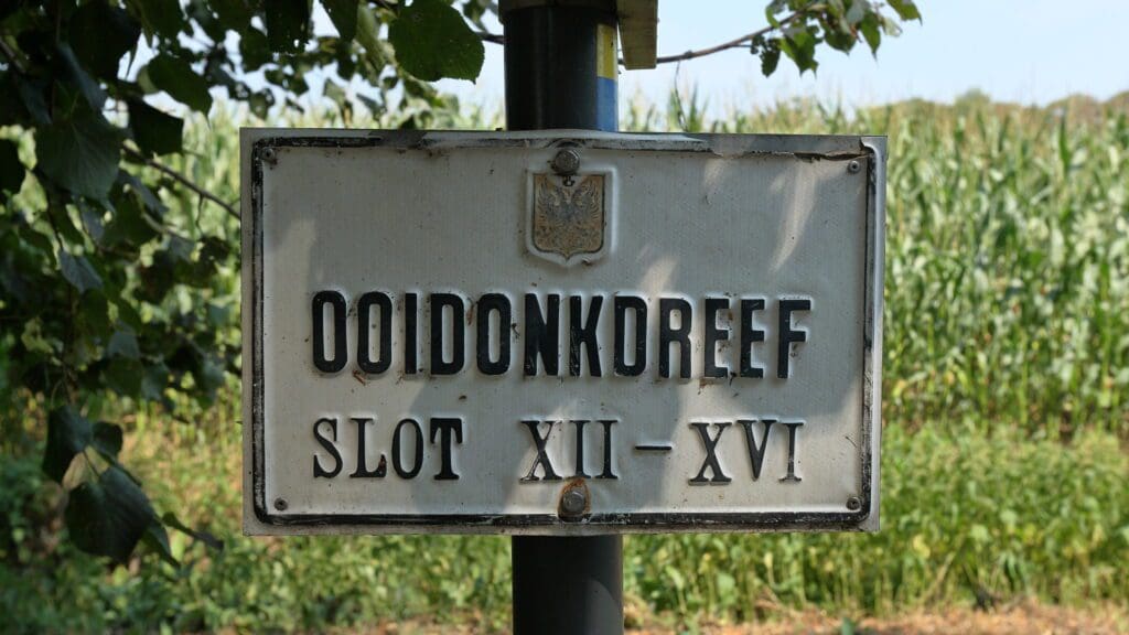 Het kasteel is gelegen in, hoe kan het ook anders, in de Ooidonkdreef.