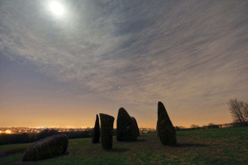 Land-art installatie "Les ancêtres" (Heuvelland, België)