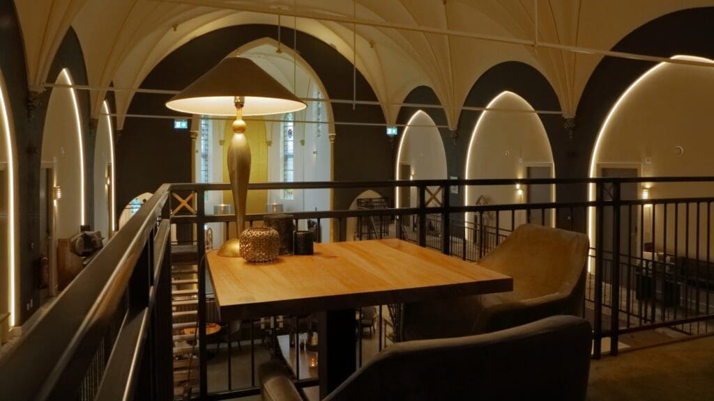 Gezellige hoekjes en kantjes in Kerkhotel Biervliet.