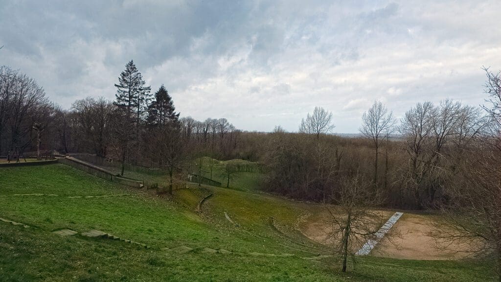De Kosmos, Westouter, Rodeberg, amphitheater