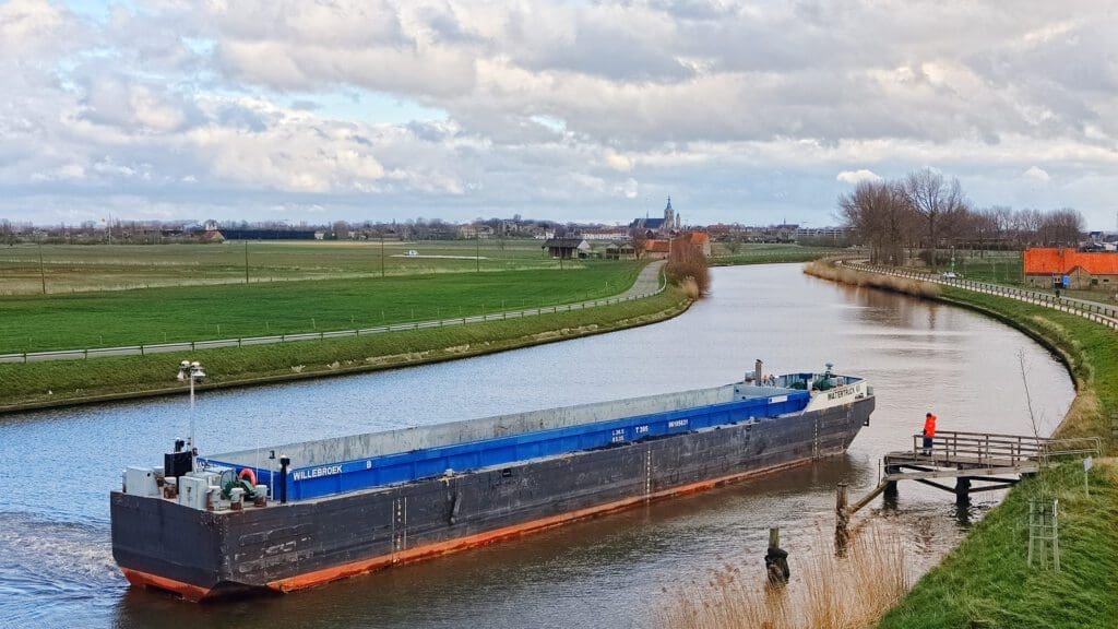 Vanuit het bezoekerscentrum van De Dodengang heeft men een mooi zicht op de binnenvaart op de IJzer naar Diksmuide.