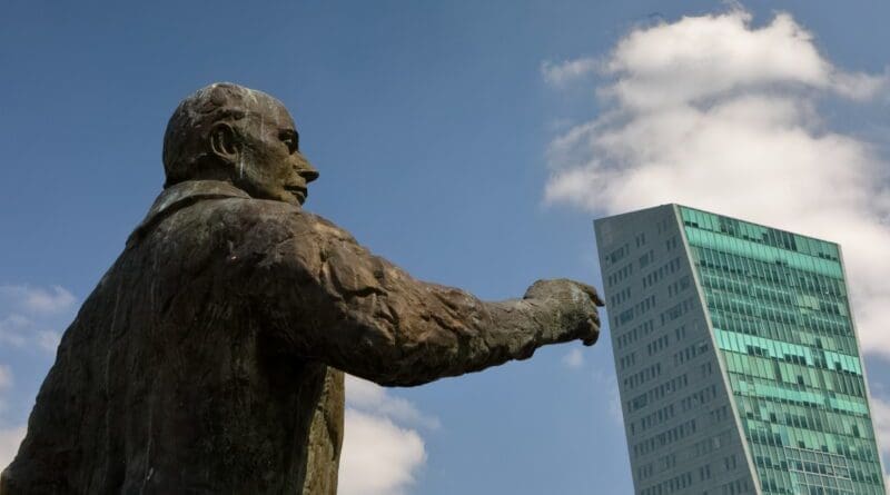 Standbeeld van Francois Mitterand te Euralille, Rijsel