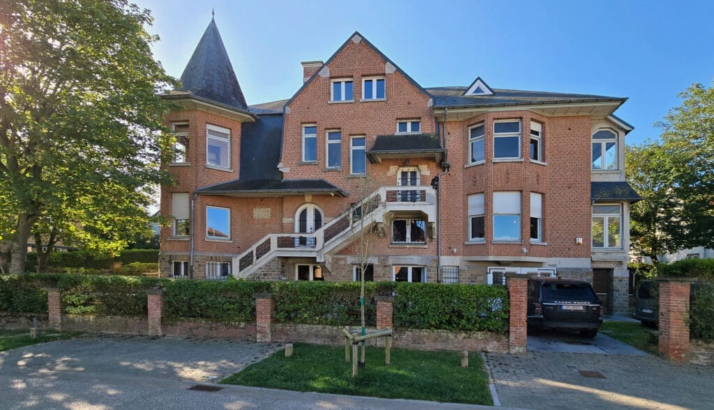 Buitenopname van Castel Mino, De Panne, België