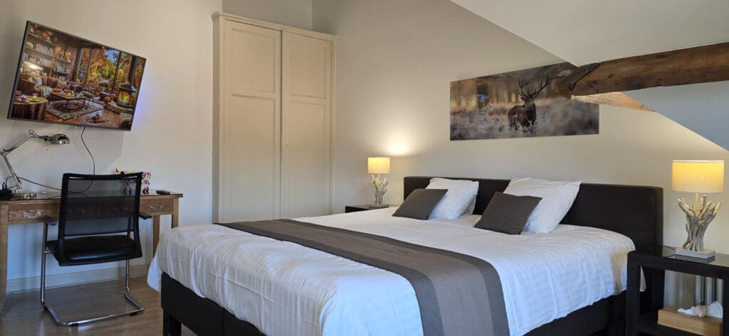 Binnenopname van het gerestaureerde 3e verdiep "Chambre d'Amis" van Castel Mino.