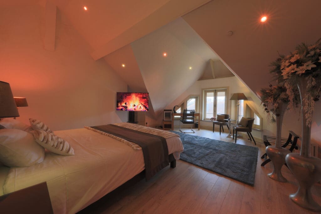 Binnenopname van het gerestaureerde 3e verdiep "Chambre d'Amis" van Castel Mino.