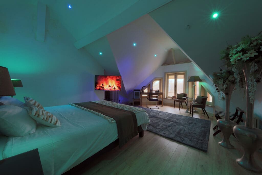 Binnenopname van het gerestaureerde 3e verdiep "Chambre d'Amis" van Castel Mino.