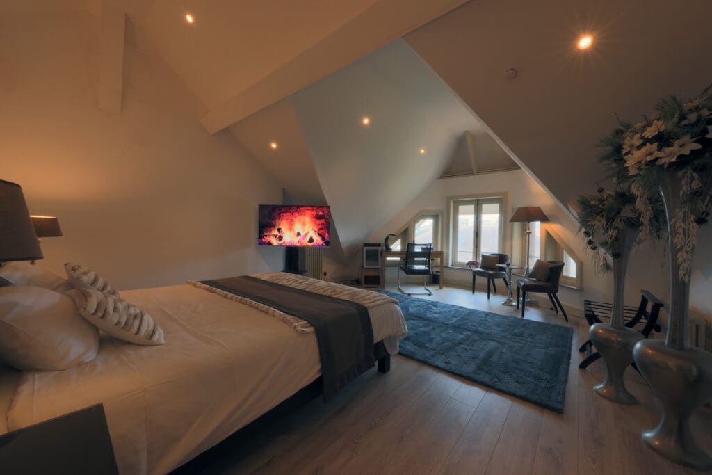 Binnenopname van het gerestaureerde 3e verdiep "Chambre d'Amis" van Castel Mino.