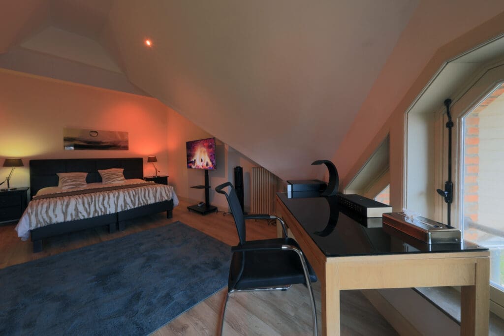 Binnenopname van het gerestaureerde 3e verdiep "Chambre d'Amis" van Castel Mino.