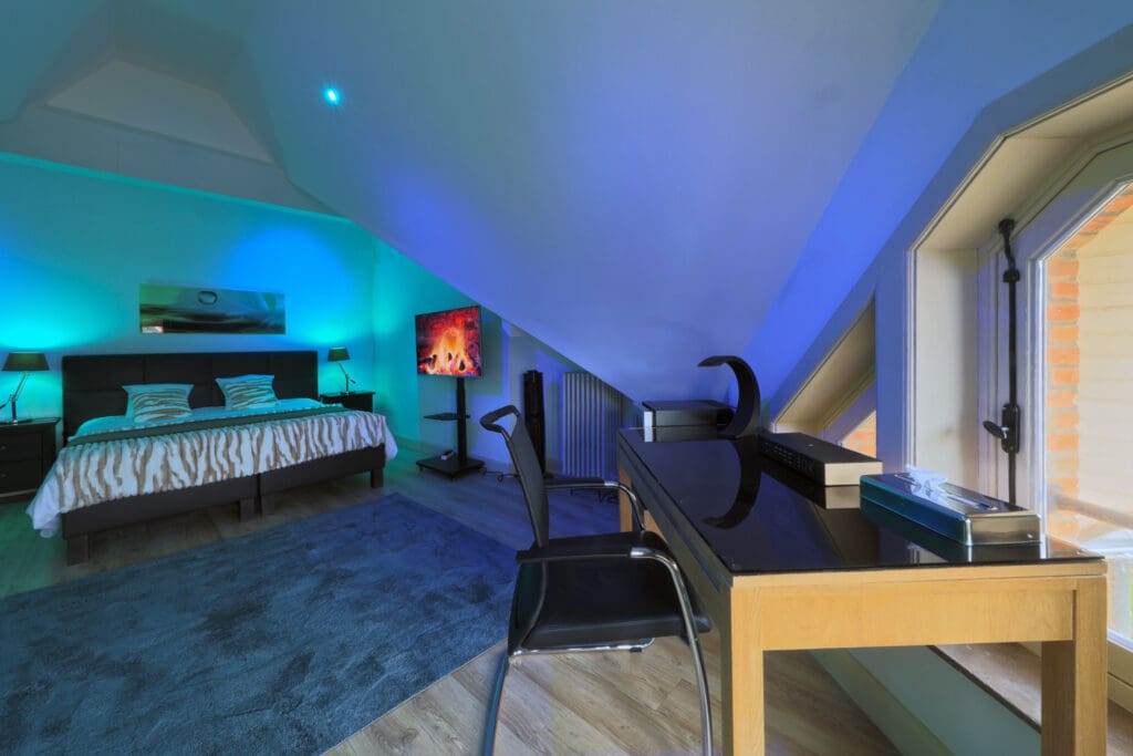 Binnenopname van het gerestaureerde 3e verdiep "Chambre d'Amis" van Castel Mino.