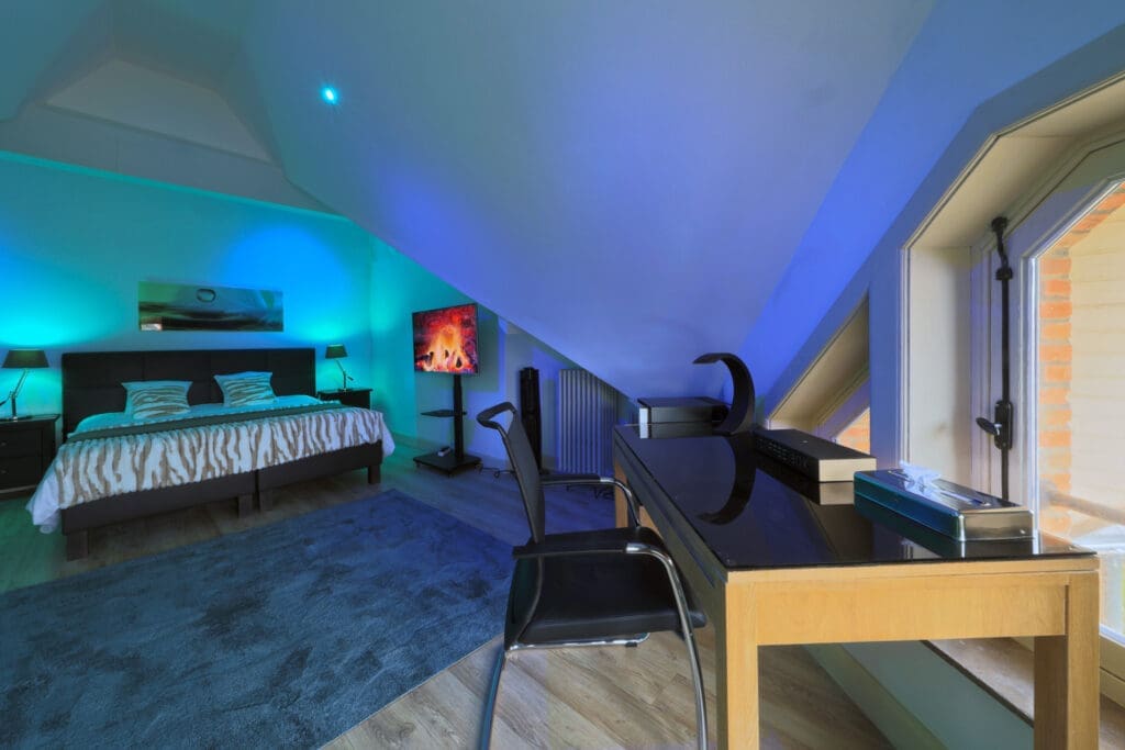 Binnenopname van het gerestaureerde 3e verdiep "Chambre d'Amis" van Castel Mino.