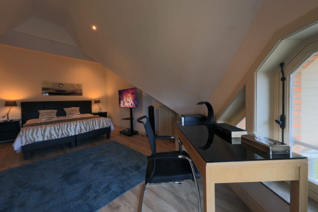 Binnenopname van het gerestaureerde 3e verdiep "Chambre d'Amis" van Castel Mino.