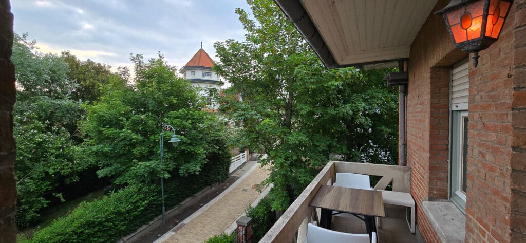 Balkon van een slaapkamer op het 2e verdiep van Castel Mino.