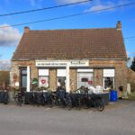 Grenspaal aan “Au Retour de la Chasse” (Adinkerke, De Panne, België)