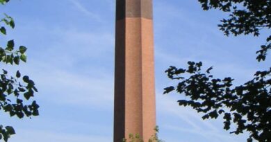 (c) https://fr.wikipedia.org/wiki/Phare_de_la_Canche#/media/Fichier:Le_Touquet-Paris-Plage_-_Le_phare_de_la_Canche.jpg